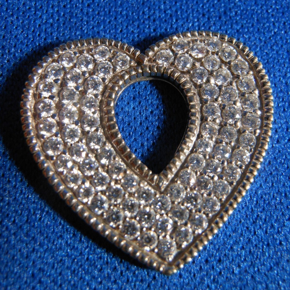 $3,500 Judith Ripka 18K White Gold 73 Diamonds 1.043 CTW Heart Pendant No Chain